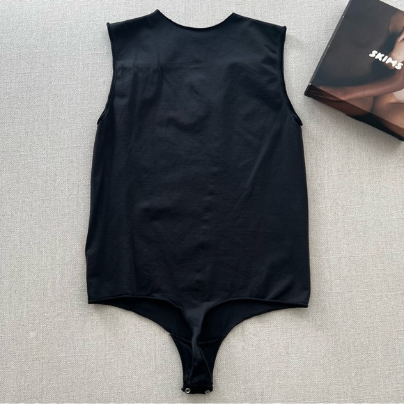 SKIMS Essential Crewneck Sleeveless Bodysuit - Picture 7 of 9